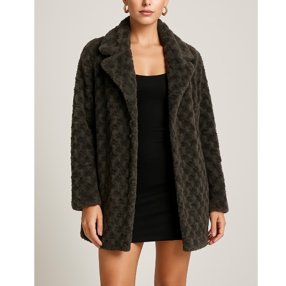 Closing my closet sale!
Dennis Basso faux fur coat - Picture 1 of 10